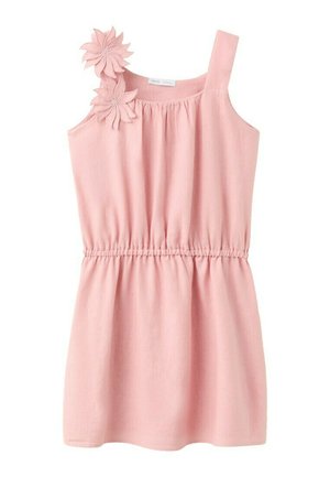 Vestito rosa senza maniche con vita elastica, una spallina larga e due fiori decorativi in tessuto sulla spalla sinistra.