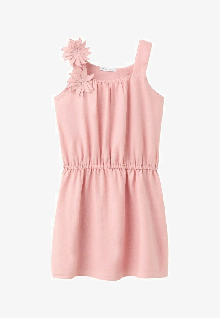 Robe rose sans manches avec taille élastique, une bretelle large et deux fleurs en tissu décoratives sur l'épaule gauche.