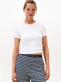 T-shirt bianco a maniche corte con scollatura rotonda, abbinato a pantaloni da pigiama a righe navy e bianche con vita brandizzata.