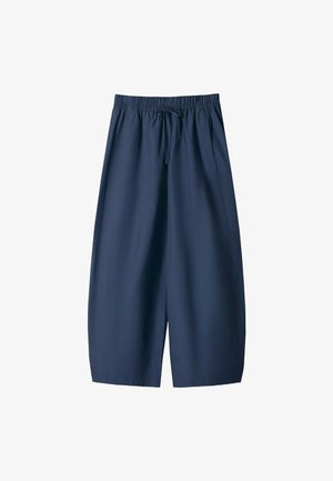 Shorts bleu marine en tissu lisse, avec une taille élastique dotée d'un cordon de serrage et deux poches latérales. Coupe décontractée, design à longueur de genoux.