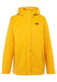 Gele waterdichte jas met een capuchon, voorzien van voorzakken en een zwart logo aan de bovenlinkerkant. Vlotte, glanzende textuur.