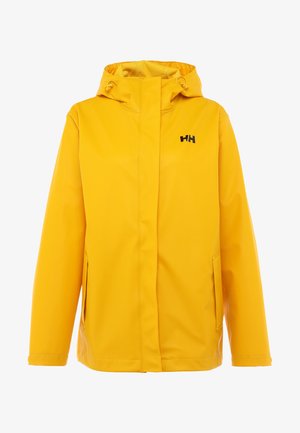 Žlutá voděodolná bunda s kapucí, předními kapsami a černým logem na horní levé straně. Hladká, lesklá textura.