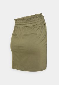 Saia verde-oliva com um cós elástico, apresentando dois bolsos traseiros e uma textura de tecido suave e leve. Design simples, sem padrões.