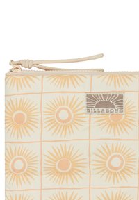 Sacchetto con cerniera su sfondo crema, caratterizzato da un motivo ripetuto di raggi di sole in morbido giallo e arancione, con etichetta del logo Billabong.