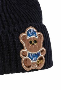 Marineblauer, gerippter Strickbeanie mit einem braunen Teddy-Bären-Patch, der in camo-musternder Kleidung und mit gestickten Augen dargestellt ist. Weicher Stoff, lässiges Design.