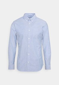 Camisa de botones azul claro, hecha de una tela suave. Presenta un cuello, mangas largas y un bolsillo en el pecho. Diseño sencillo con una textura sutil.