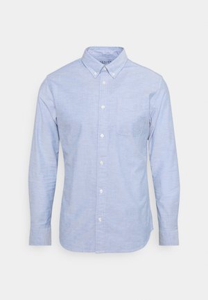 Lyseblå button-up skjorte lavet af blød stof. Har krave, lange ærmer og en brystlomme. Enkel design med subtil tekstur.