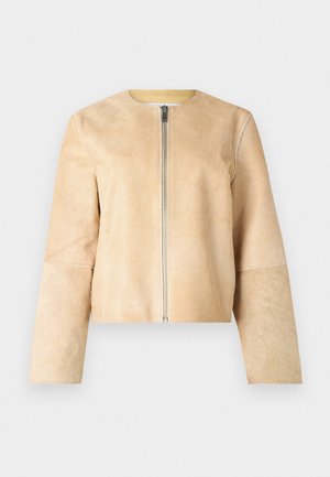 Bežinė odinė striukė su apvaliu kaklu ir sidabriniu užtrauktuku. Lygus paviršius, ilgos rankovės ir trumpas dizainas.