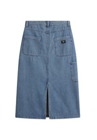 Jupe en jean bleu moyen avec deux poches plaquées à l'arrière, une poche à outils côté droit, une fente centrale au dos et une étiquette avec le logo Vans sur la poche droite.