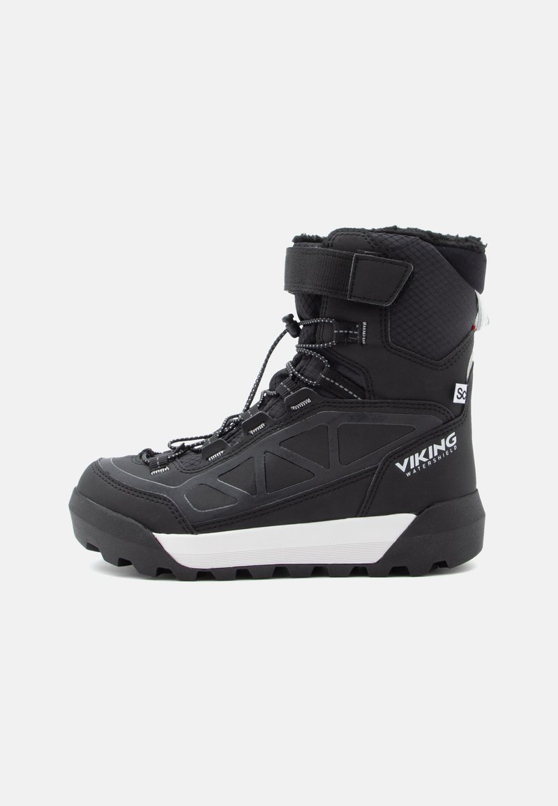 Černá voděodolná bota s texturovanou tkaninou, polstrovaným límcem, šněrováním a bílou gumovou podrážkou s protiskluzovými vzory.