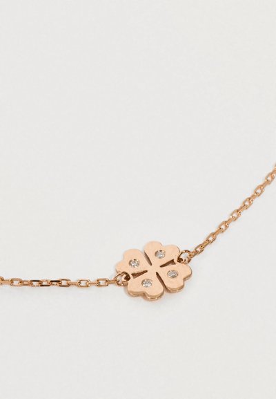 Bracciale in oro rosa con un charm a quadrifoglio e quattro piccole pietre preziose trasparenti, attaccato a una delicata catena.