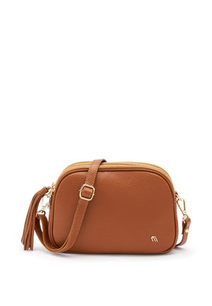 Borsa a tracolla in pelle marrone con una superficie texture, hardware della cerniera dorato, tracolla regolabile e un nastro decorativo su un lato.
