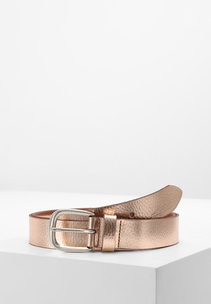Ceinture en cuir métallisé or rose roulée avec boucle rectangulaire argentée reposant sur une surface blanche sur fond uni.