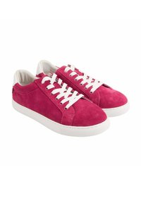 Baskets en suède rose avec des lacets blancs et une semelle en caoutchouc. Bout arrondi, texture lisse, accents blancs contrastants sur le talon et la languette.