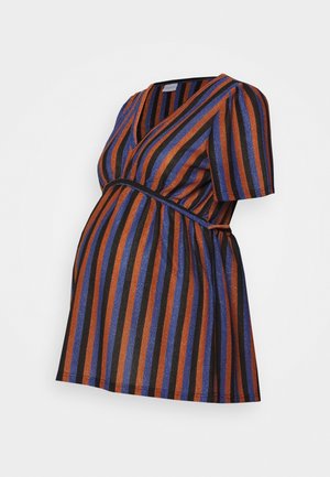 Umstandsoberteil mit kurzen Ärmeln, vertikalen Streifen in Orange, Blau und Schwarz, V-Ausschnitt und Empire-Taille vor einfachem Hintergrund.