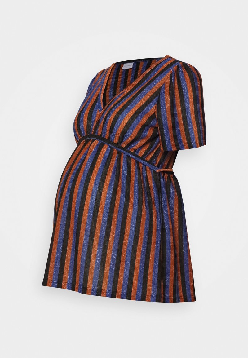 Krótka bluzka ciążowa z krótkim rękawem, z pionowymi paskami w kolorach pomarańczowym, niebieskim i czarnym, dekoltem w serek oraz linią talii pod biustem na jednolitym tle.