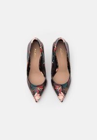 Escarpins en cuir verni noir avec un motif floral aux accents roses et verts. Design à bout pointu avec une ouverture de chaussure plate et une texture lisse.