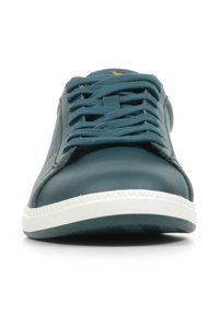 Leren sneakers in teal met een gestructureerd oppervlak, voorzien van een witte rubberen zool en gestructureerde accenten, en blauwe veters.