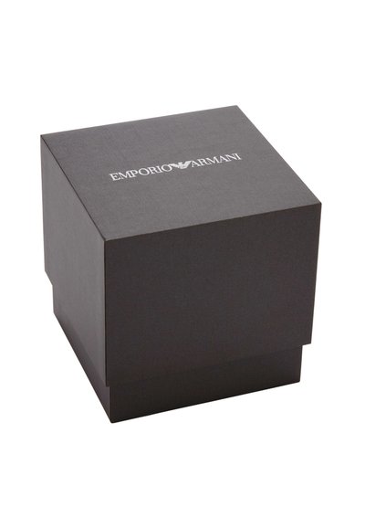 Schwarze quadratische Box mit weißem Emporio Armani-Logo, das zentriert an der Oberseite auf einem weißen Hintergrund angezeigt wird.