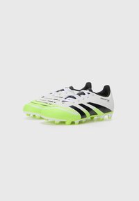 Scarpe da calcio bianche e verde neon con accenti neri, tomaia testurizzata, tre strisce nere e tacchetti sagomati per la trazione.