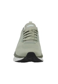 Scarpa da atletica verde chiaro con tomaia in mesh traspirante, lacci testurizzati, suola di supporto e suola in gomma nera per una migliore aderenza.