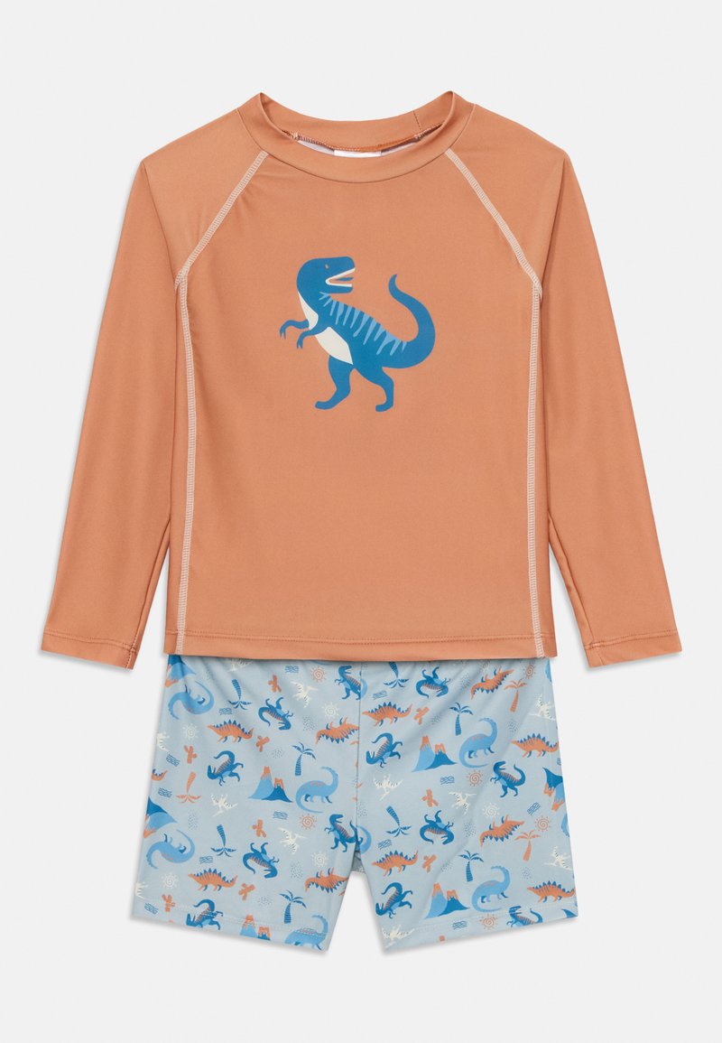 Set da bagno a due pezzi composto da una camicia arancione a maniche lunghe con una grafica di dinosauro blu e pantaloni corti blu con un motivo di dinosauri multicolore.