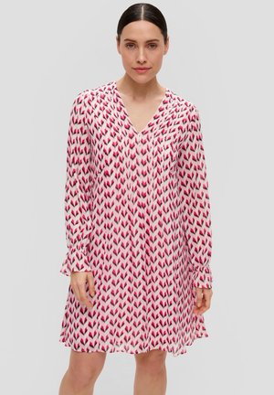 Rosa Kleid mit V-Ausschnitt, langen Ärmeln und einem Muster aus stilisierten Pfeilen. Aus leichtem Stoff gefertigt, hat es geraffte Details an den Bündchen.