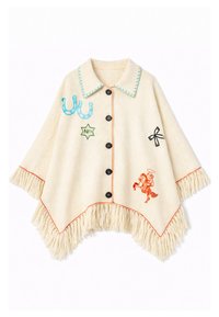 Κρεμ πόγκιο με μαύρα κουμπιά, περιθώριο με φράτσα, τυρκουάζ πεταλούδες, πράσινο αστέρι με το "NFP", μαύρος φιόγκος και κέντημα πορτοκαλί καουμπόι πάνω σε άλογο.