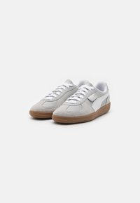Puma PALERMO UNISEX - Tenisky - white/cool light gray/gold