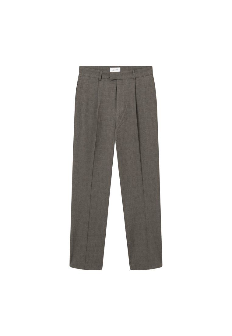 Grijze, geplooide broek met een getailleerde pasvorm, gekenmerkt door een gladde textuur en een recht model. Etiket bij de tailleband leest "LA LA LAND."