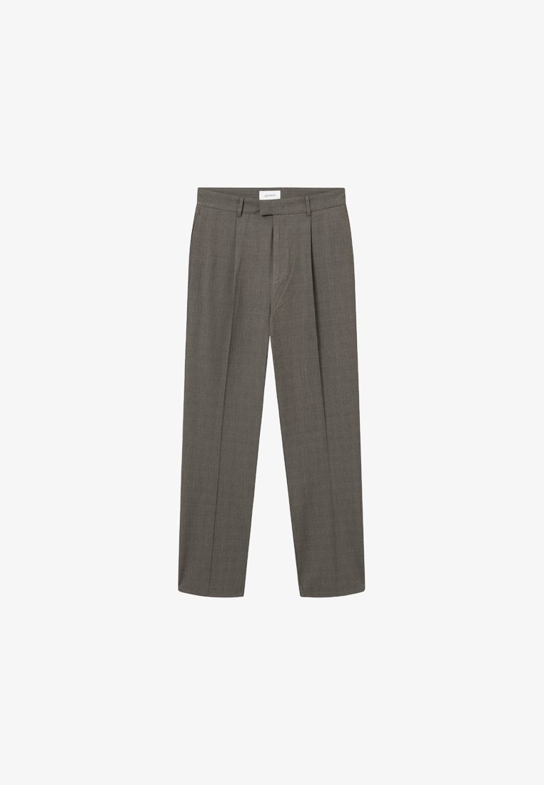 Grijze, geplooide broek met een getailleerde pasvorm, gekenmerkt door een gladde textuur en een recht model. Etiket bij de tailleband leest "LA LA LAND."