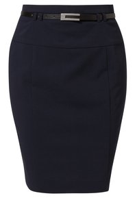 Jupe crayon bleu marine à texture lisse, dotée d'une ceinture noire avec une boucle argentée. Le design est ajusté, mettant en valeur une silhouette élégante.