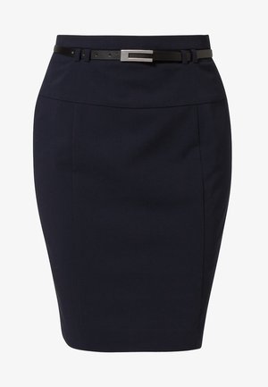 Tmavě modrá tužková sukně s hladkou texturou, vybavená černým páskem a stříbrnou přezkou. Design je přiléhavý a zdůrazňuje elegantní siluetu.