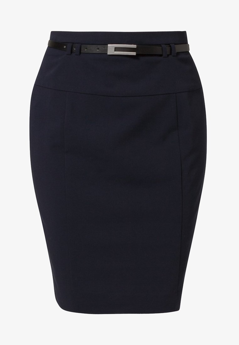 Jupe crayon bleu marine à texture lisse, dotée d'une ceinture noire avec une boucle argentée. Le design est ajusté, mettant en valeur une silhouette élégante.