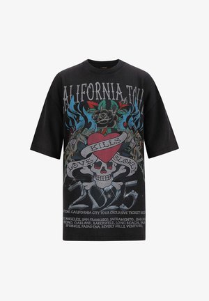 Mustat ylisuurta T-paita, jossa on grafiikkasuunnittelu, joka sisältää pääkallon, ruusuja ja tekstiä. Siinä on sinisiä liekkejä, sydän ja kiertuekaupunkien nimet alla.