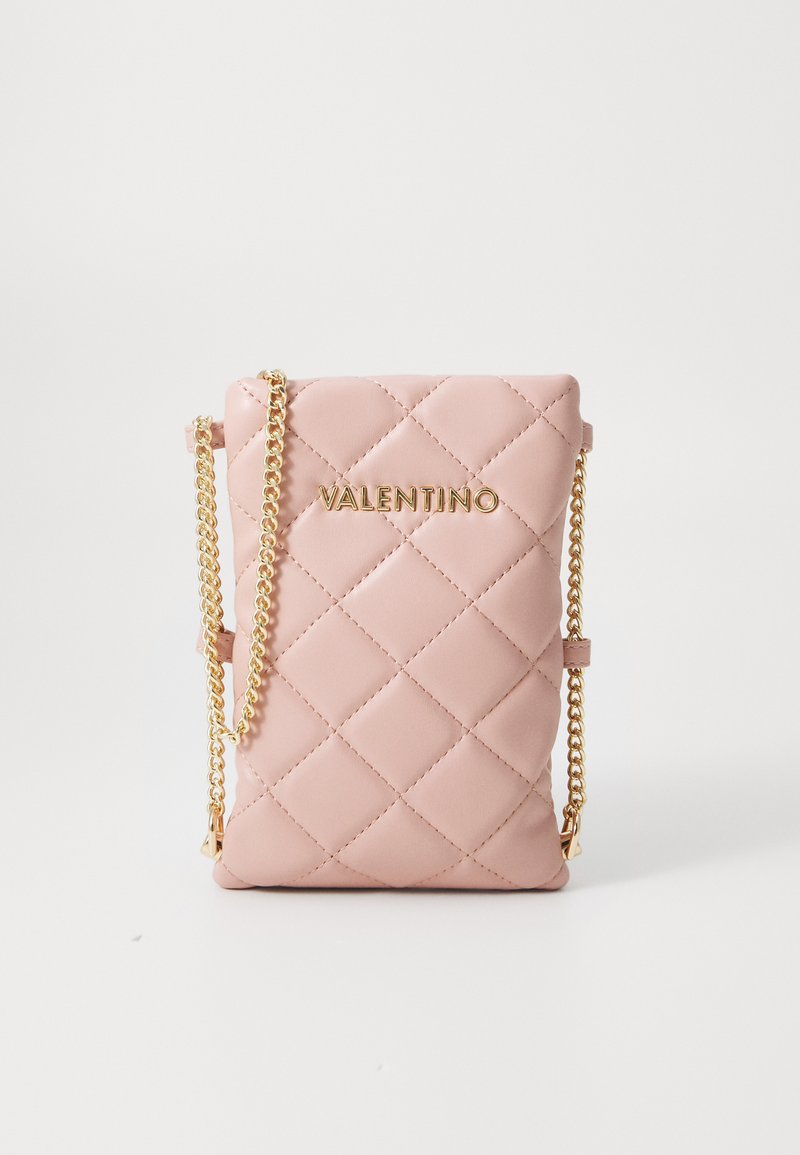 Kvadratinė rožinė odinė rankinė su auksinės spalvos grandine ir VALENTINO logotipu. Stačiakampio formos, lygaus paviršiaus ir švelnaus finišo.