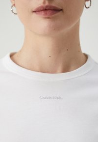Calvin Klein NANO LOGO SLIM - Ilgarankovis viršutinės dalies drabužis - bright white
