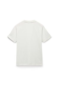 Tricou cu mânecă scurtă și guler rotund din bumbac off-white. Textură netedă, design simplu, fără modele sau accente vizibile. Vedere din spate.