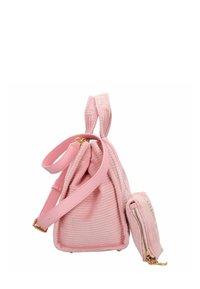 Borsa a mano in tessuto rigato rosa con tracolla in pelle regolabile e un piccolo astuccio zip attaccato con finiture dorate.