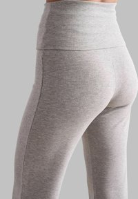 Szare prążkowane legginsy z wysokim stanem, gładką fakturą i dopasowanym krojem, który podąża za konturami nóg.