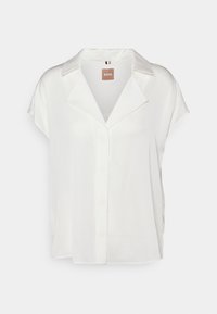 Blouse blanche à manches courtes avec un col, fabriquée en tissu lisse. Présente un boutonnière à l'avant et une coupe décontractée. Étiquette de la marque visible.