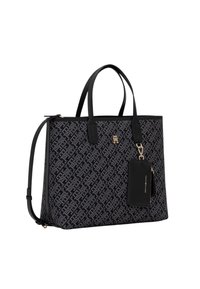 Bolsa tote negra con un patrón texturizado, material sintético, asas dobles y correa de hombro ajustable. Incluye una etiqueta colgante con la marca.