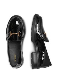 Mocasini din piele lucioasă neagră, cu un accent de metal auriu, talpă groasă și un finisaj neted, strălucitor. Au o talpă interioară căptușită.