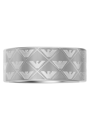 Silberner Ring mit einem sich wiederholenden geprägten Muster aus stilisierten Adlerlogos in Diamantformen auf einem glatten Band.