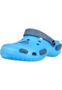 Blå plasttræsko med en grå rem, ventilationshuller og en rund smiley-knapdetalje på siden. Tekstureret sål for godt greb.