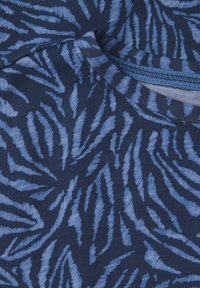 Marineblauwe stof met een gestructureerd tijgerprintpatroon in verschillende tinten blauw, met een ronde halslijn en een gladde afwerking.
