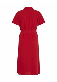 Robe rouge à col avec manches courtes, ceinture taille cintrée et jupe à hauteur du genou. Tissu lisse avec une couleur unie sans motifs.