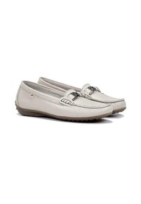 Mocasines de cuero beige claro con un acabado texturizado, costuras decorativas y un detalle de hebilla en tono plateado en la parte delantera, suela de goma de perfil bajo.