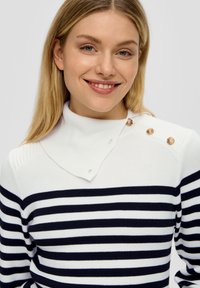 Gestreifter Pullover in Marineblau und Weiß, mit geripptem Kragen und Knopfdetails an einer Schulter. Weicher Strickstoff mit figurbetontem Design.