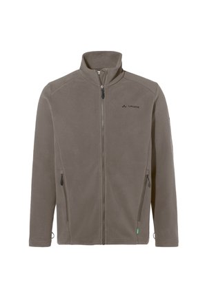 Fleece jack in gedempt grijs-bruin, met een hoge kraag, volledige frontrits, twee zijzakken met rits en subtiele branding op de linkerborst.